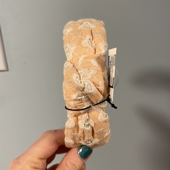 Lele Sadoughi Daisy Eyelet Knotted headband New with tag and bag Peach colour - Picture 3 of 7